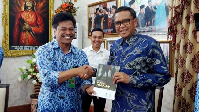 Buku Wisata Alam Sulsel diterima Gubernur Nurdin Abdullah