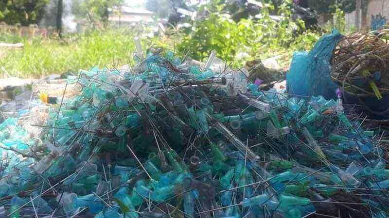 Limbah medis berupa jarum suntik yang ditemukan di pinggir jalan Kota Solo