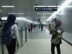 Penumpang mengabadikan momen di stasiun MRT Jakarta
