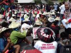 Aksi warga menolak kehadiran PT. Semen Indonesia