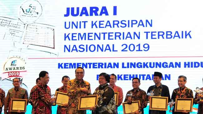 Menteri LHK, Siti Nurbaya saat menerima ANRI Award 2019