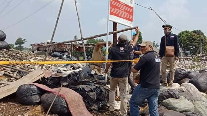 Penyidik KLHK Menyegel Tempat Pembuangan Sampah Ilegal di Bogor