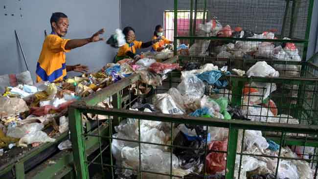 Ilustrasi pengelolaan sampah di Surabaya