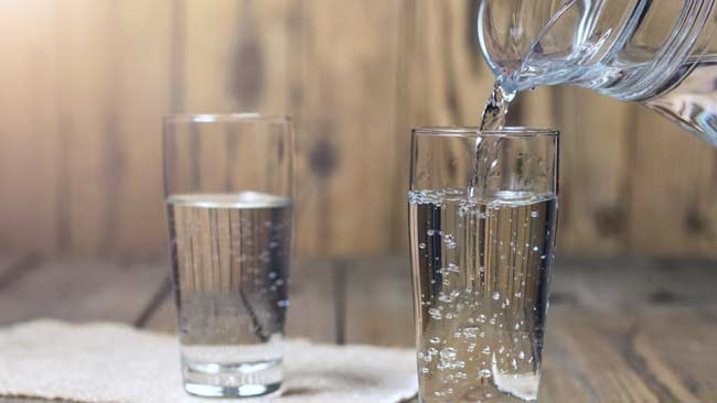 Tips Minum Air Putih yang Benar Saat Buka Puasa dan Sahur