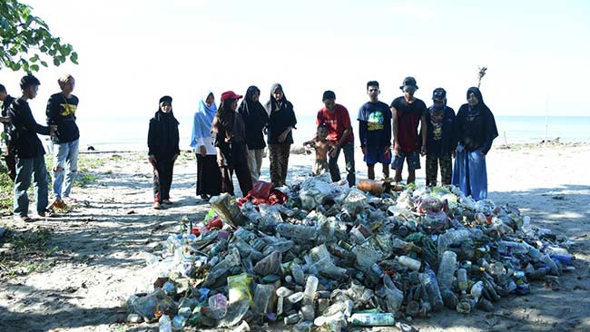 Ada Bukit Sampah Plastik Saat Clean Beach Action di Pantai Lapeo Mandar