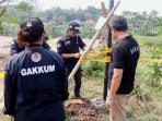 KLHK Menyegel Tempat Pembuangan Sampah Ilegal Sebuah Komplek Perumahan di Bogor