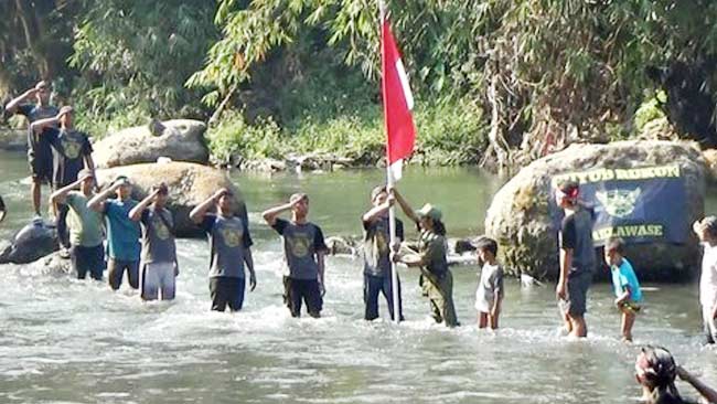 Ajak Sadar Lingkungan, Peringatan Hari Kemerdekaan Digelar di Sungai