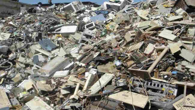 Menyorot Bahaya Sampah Elektronik