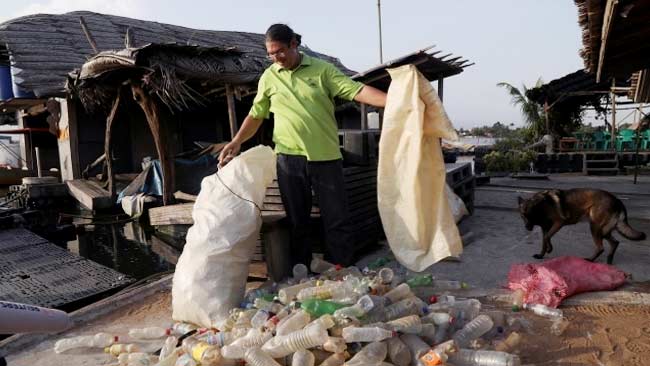 Pengusaha Asal Prancis Ini Membangun Pulau Terapung dari Botol Plastik