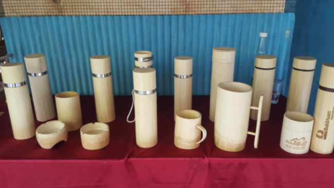 Warga Pattanyamang Belajar Olah Bambu Jadi Kerajinan