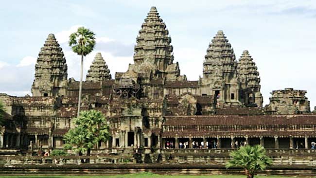 Upaya Selamatkan Kuil Angkor Wat di Kamboja dengan Sepeda