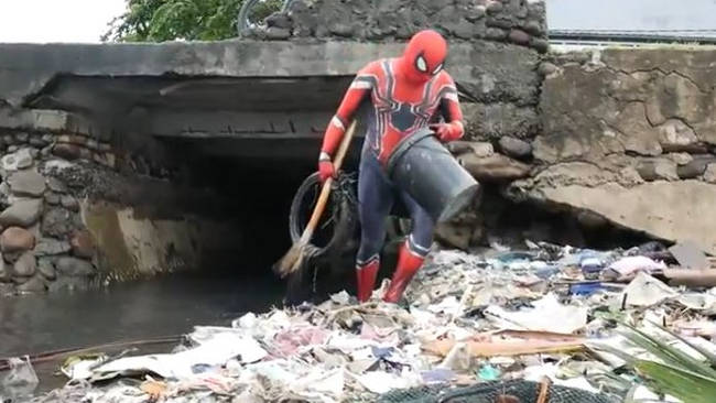 Spiderman Melawan Sampah di Kota Kelahiran BJ Habibie