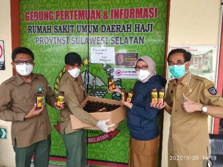 Lawan Covid-19, P3E Suma Bagikan Madu Hitam Tim Medis RSUD Haji Makassar