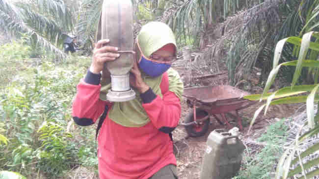 Inspirasi Perempuan Bernama Neneng, Penjaga Indonesia dari Karhutla