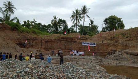 Berduka Atas Kerusakan Lingkungan, Warga Upacara Bendera di Sungai Bila