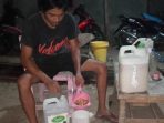 Keren, Pemuda Ini Membuat Pupuk Cair Organik dengan Bahan Sampah