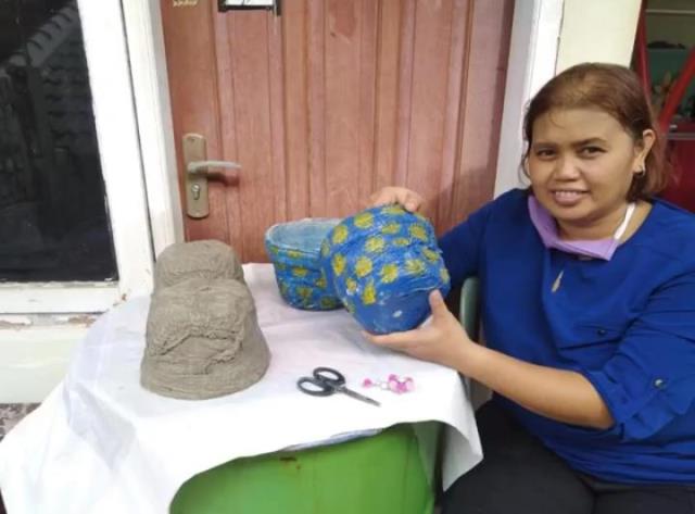 Ide Kreatif IRT di Makassar, Sulap Sampah Popok Bekas Jadi Pot Bunga