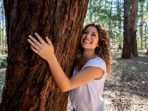 5 Aksi Unik sebagai Tanda Cinta pada Pohon, Poin Terakhir Tinggal Kenangan!
