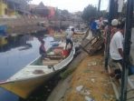 Suka Duka dari Pinggir Kanal Rajawali Makassar, di Antara Sampah dan Ritus Ala Pesisir
