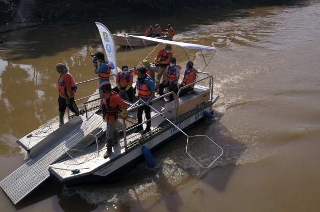 Pemkot Bekasi Terjunkan Seehamster, Perahu Penakluk Sampah Sungai
