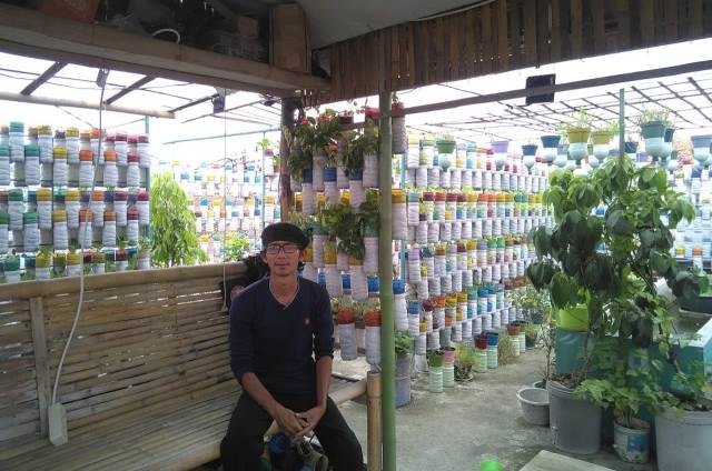 Kisah Hamdi Kusuma, Sulap ‘Vertical Garden’ Spektakuler dari Botol Bekas