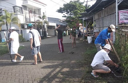 Peduli Lingkungan, Warga ORW 17 Kelurahan Minasa Upa Makassar Bersihkan Kompleks