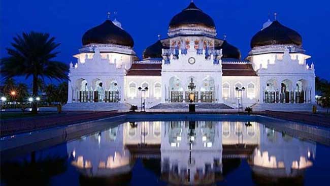 6 Destinasi Wisata Religi Indonesia yang Menarik Dikunjungi