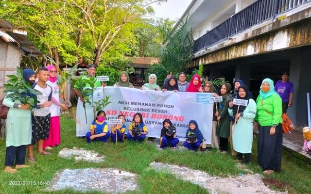 SD Negeri Borong Gelar Aksi Tanam Pohon dan Bersih Pantai di Tanjung Bayang