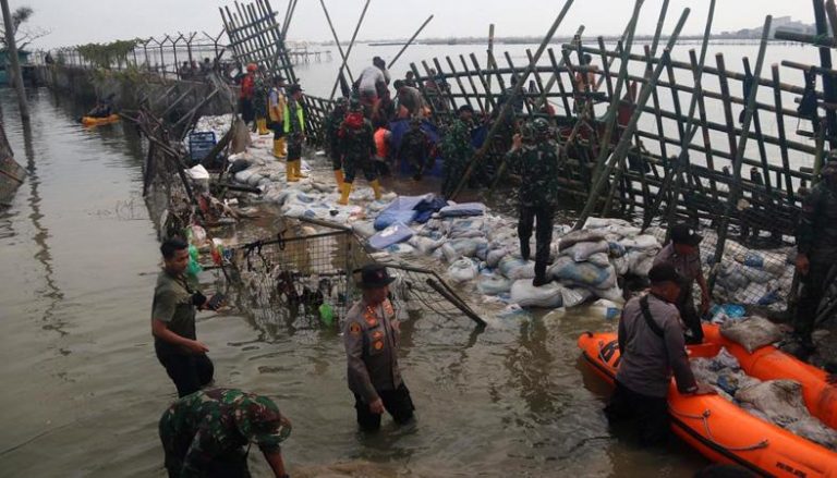 Ini 4 Faktor Penyebab Besarnya Banjir Rob di Semarang • Klik Hijau