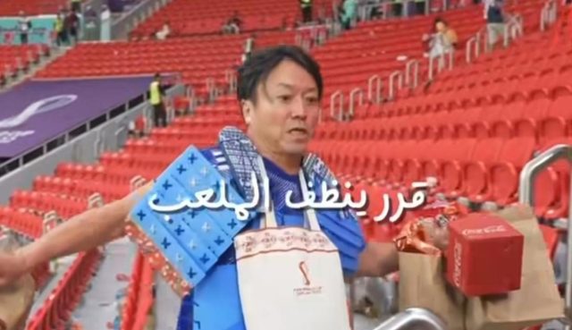 Dua Jempol, Suporter Jepang Bersihkan Sampah Stadion Qatar