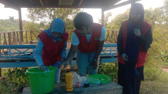 Di Tandabaca, Mahasiswa KKN Unhas Berbagi Pengetahuan Pembuatan POC dan Pestisida Nabati