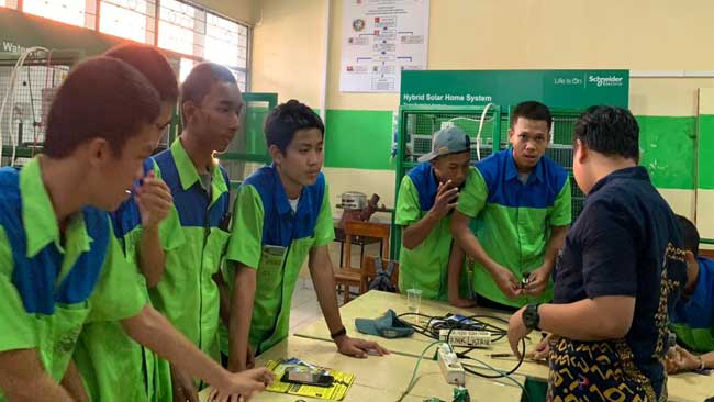 Suasana pelatihan pembuatan PLTS di SMK Negeri 3 Makassar oleh Poltekbos