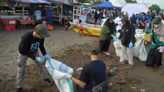 Aksi Bersih di Pantai Tanjung Bayang, Upaya Nyata Mengedukasi Masyarakat