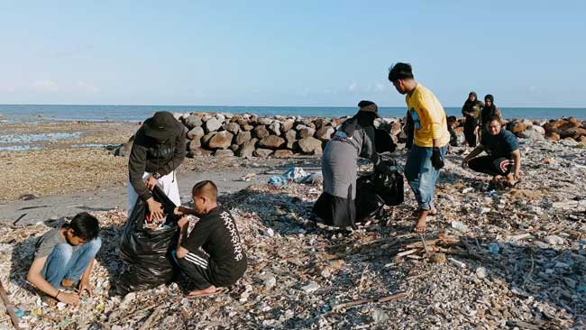 Aksi Bersih di Pantai Situbaru