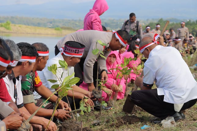 Lestarikan Negeri dengan Penghijauan Sejak Dini, Polres Matim Tanam 1500 Pohon