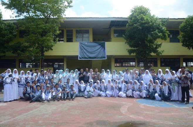 Meriah, Ratusan Siswa SMA 12 Makassar Ikut Praktik Membuat Eco Enzyme