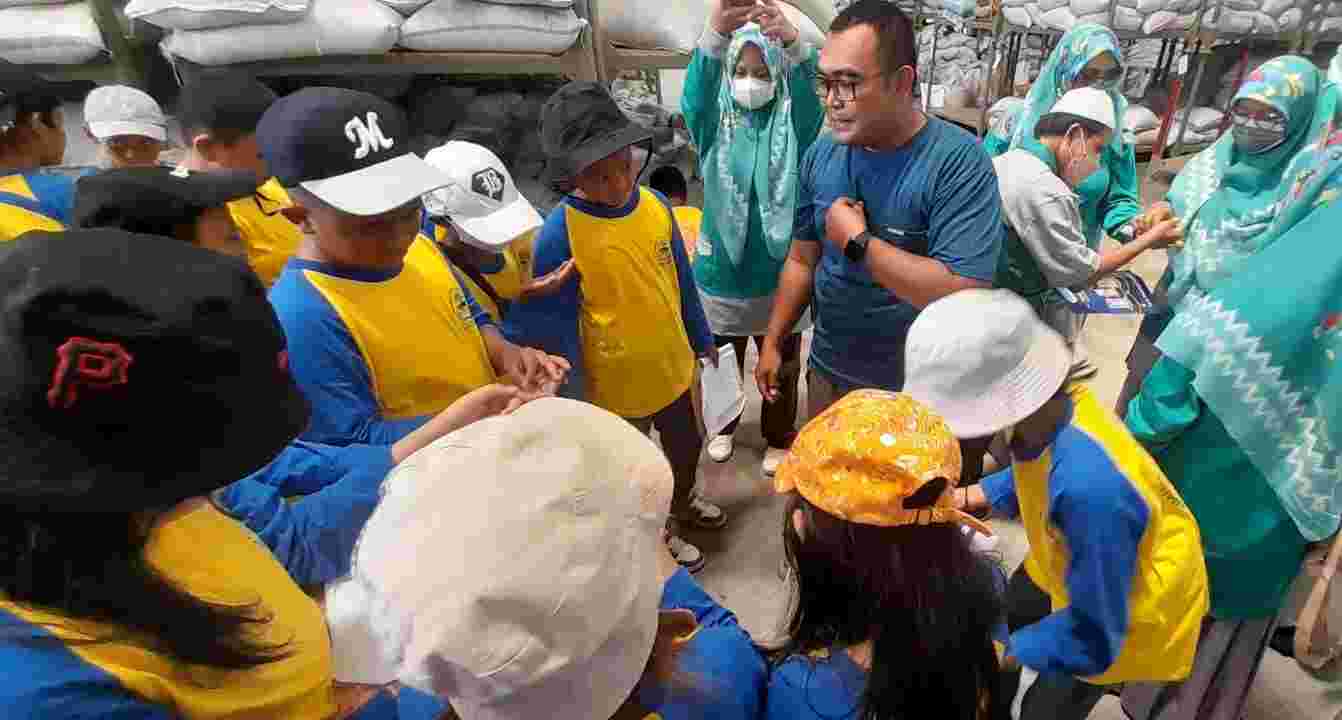 Murid-Murid SDN Sudirman IV Makassar Kunjungi Industri Pengolahan Plastik Daur Ulang