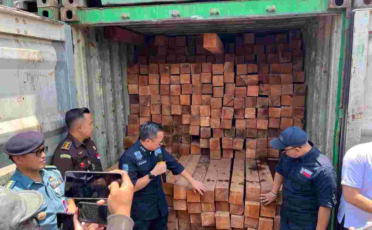 Kayu ilegal yang berhasil diamankan oleh Gakkum KLHK di Surabaya