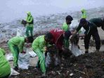Aksi Bersih Pantai di Pulau Bawean