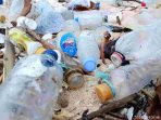 Sampah plastik yang menghuni Pantai Lemo-Lemo