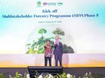 Menhut Raja Juli Antoni berfoto bersama Duta Besar Inggris untuk Indonesia dan Timor Leste Dominic Jermey dalam peluncuran MFP Fase 5 di Jakarta
